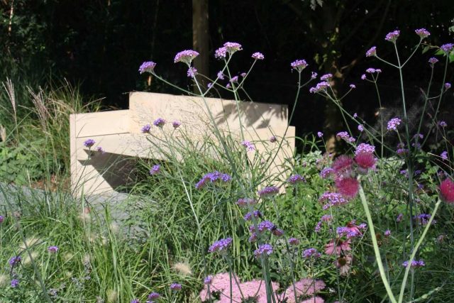 Stunning Family Garden designers Surrey APL Awards 09 Lynne Marcus Garden Design in Kingston Surrey Greater London area, water feature, sculptures, planting.
