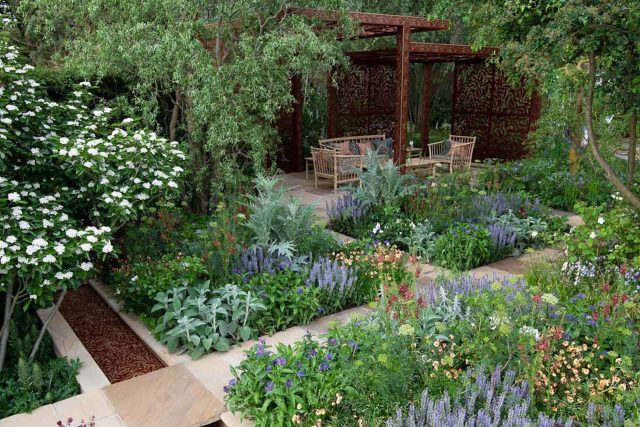 This Award-Winning Garden can now be associated with an RHS Chelsea award-winning craftsmanship designer as it has won Gold at the RHS Chelsea Flower Show 2022.