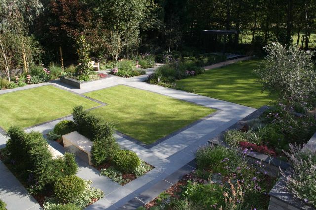 Stunning Family Garden designers Surrey APL Awards 09 Lynne Marcus Garden Design in Kingston Surrey Greater London area, water feature, sculptures, planting.