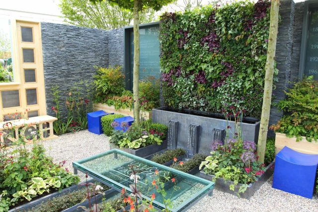 Large city garden design space for a grand house by Kate Gould, Magistrates Garden RHS 2011 Silver Gilt outdoor relaxing space, curved bench, water feature.