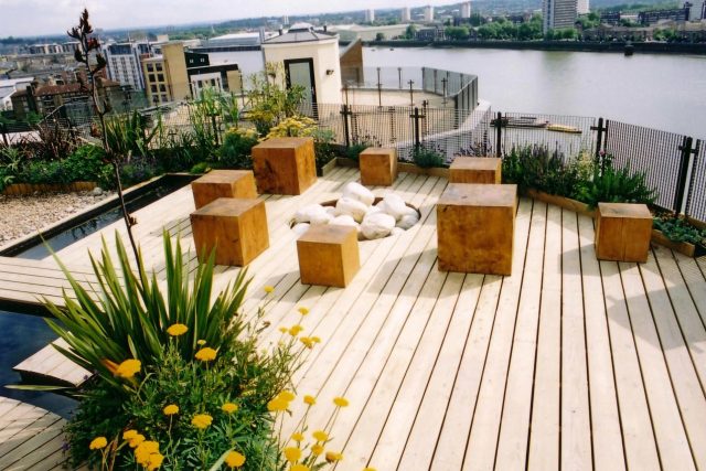 Penthouse Roof Garden in Canary Wharf design by Andy Sturgeon shown on BBC Small Town Gardens, stainless steel-framed Jacuzzi landscaping consultants, company.