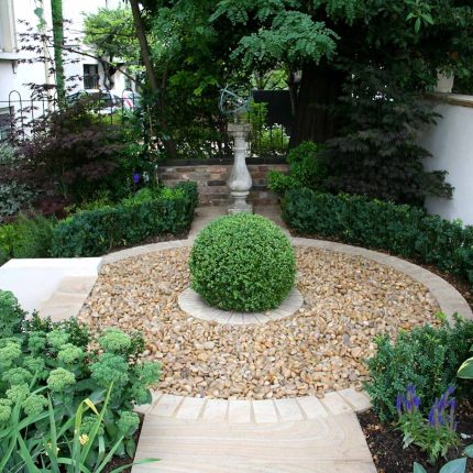 Contemporary garden with formal planting design with resin bonded gravel paths, St Johns Wood, modern family garden accentuated by formal planting, resin path.