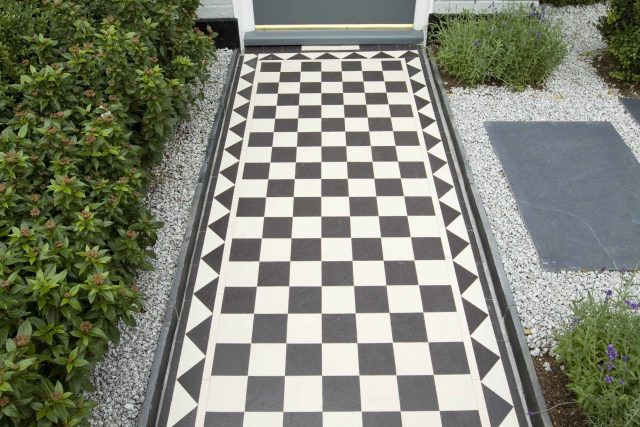 Garden designers Richmond Surrey small city family garden design ideas by The Garden Builder, formal front garden is an elegant combination of traditional.
