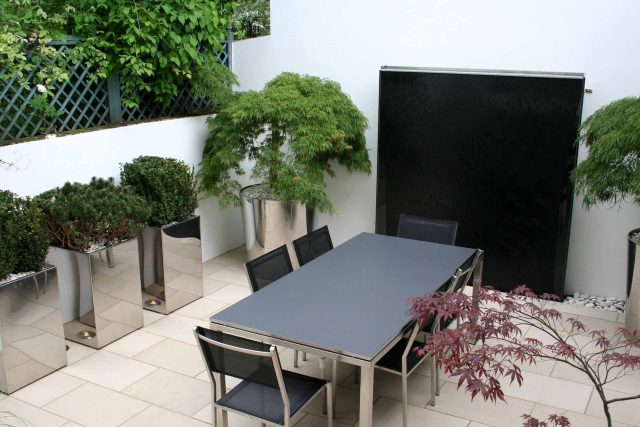 Garden designer in Chelsea compact garden inside boundary walls, sophisticated, contemporary space Chelsea small contemporary garden design inside boundary wall.
