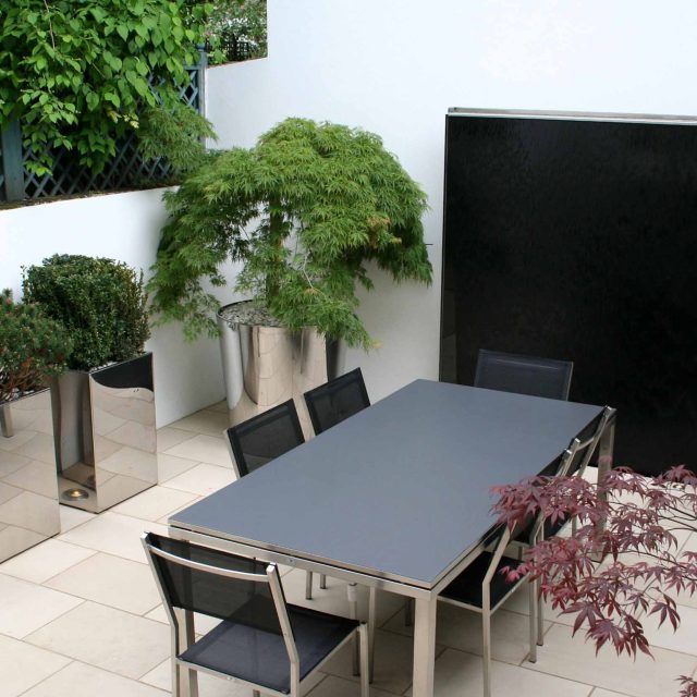 Garden designer in Chelsea compact garden inside boundary walls, sophisticated, contemporary space Chelsea small contemporary garden design inside boundary wall.