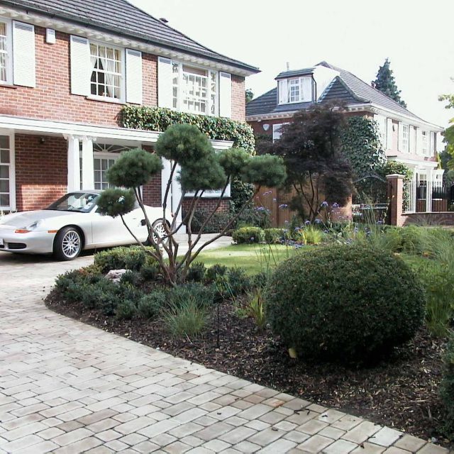 Semi-circular driveway constructed using york setts, with landscaping creating a beautiful driveway, elegant, landscapers, specialist contracting company.
