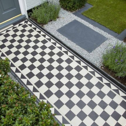 Garden designers Richmond Surrey small city family garden design ideas by The Garden Builder, formal front garden is an elegant combination of traditional.