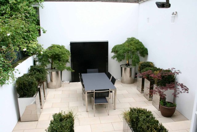 Garden designer in Chelsea compact garden inside boundary walls, sophisticated, contemporary space Chelsea small contemporary garden design inside boundary wall.