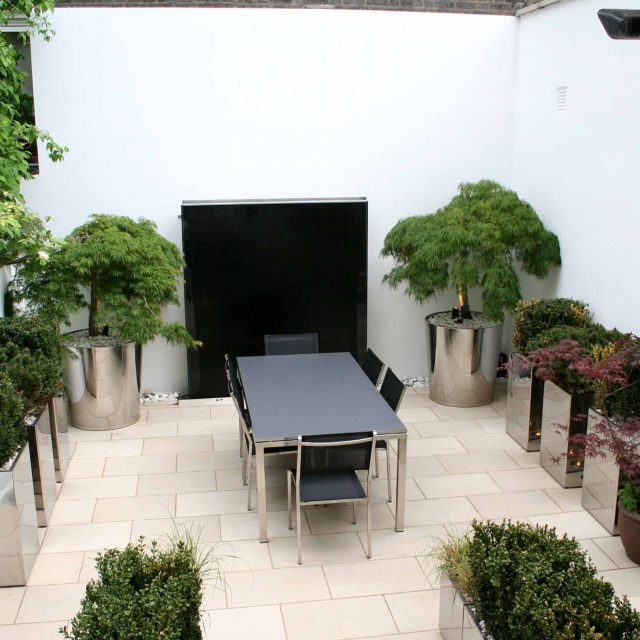 Garden designer in Chelsea compact garden inside boundary walls, sophisticated, contemporary space Chelsea small contemporary garden design inside boundary wall.