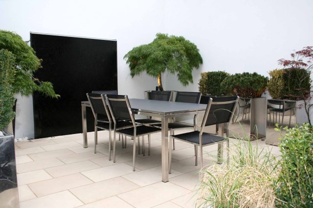 Garden designer in Chelsea compact garden inside boundary walls, sophisticated, contemporary space Chelsea small contemporary garden design inside boundary wall.