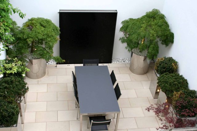 Garden designer in Chelsea compact garden inside boundary walls, sophisticated, contemporary space Chelsea small contemporary garden design inside boundary wall.