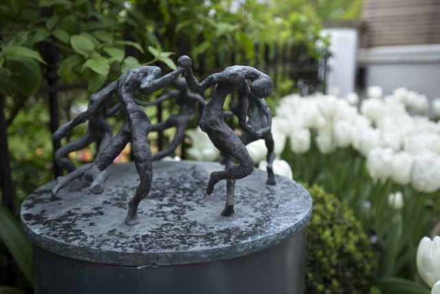 Contemporary yet elegant garden design in Notting Hill, with good entertaining space, slate water feature and sculpture, beautiful communal garden landscaper.