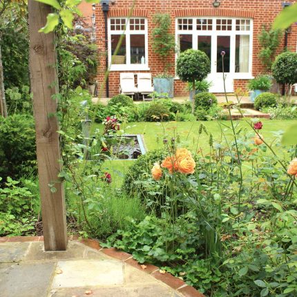 The Garden Builders and Lynne Marcus have teamed up once again to bring to life this incredible garden design in the heart of London. Designed by Lynne Marcus.