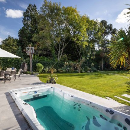This lovely, large family garden in North London was designed by the garden landscaper, The Garden Builders. It offers free flowing curves and spiral shapes.