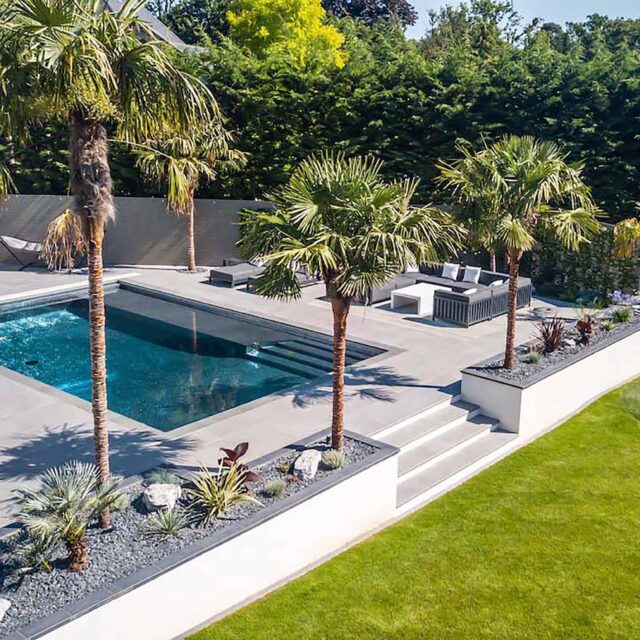 Garden Designer, The Garden Builders, Top 8 Landscape Gardens a Oxshott, garden looks something out of a Miami Real Estate brochure Surrey.