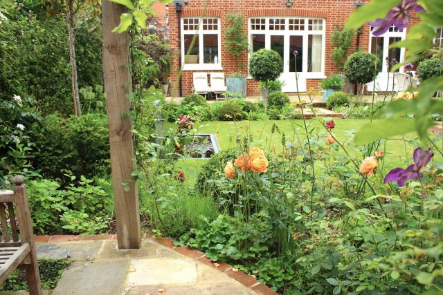 The Garden Builders and Lynne Marcus have teamed up once again to bring to life this incredible garden design in the heart of London. Designed by Lynne Marcus.
