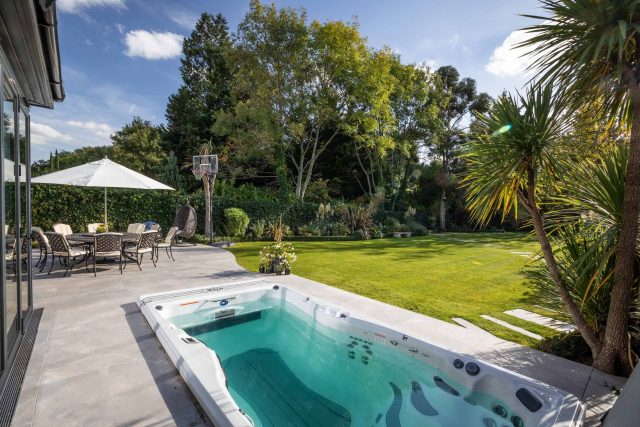 This lovely, large family garden in North London was designed by the garden landscaper, The Garden Builders. It offers free flowing curves and spiral shapes.