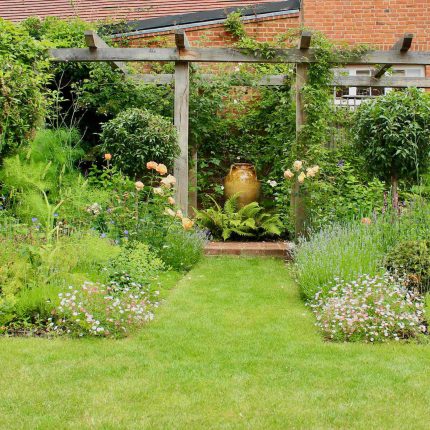 The Garden Builders and Lynne Marcus have teamed up once again to bring to life this incredible garden design in the heart of London. Designed by Lynne Marcus.