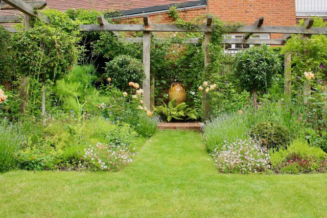 The Garden Builders and Lynne Marcus have teamed up once again to bring to life this incredible garden design in the heart of London. Designed by Lynne Marcus.