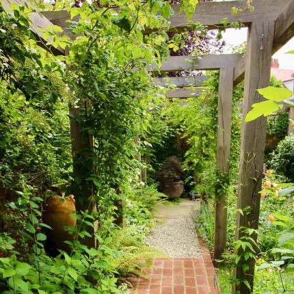 The Garden Builders and Lynne Marcus have teamed up once again to bring to life this incredible garden design in the heart of London. Designed by Lynne Marcus.