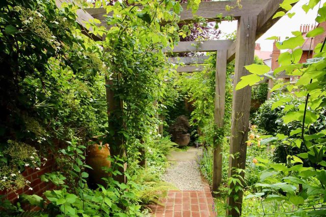 The Garden Builders and Lynne Marcus have teamed up once again to bring to life this incredible garden design in the heart of London. Designed by Lynne Marcus.