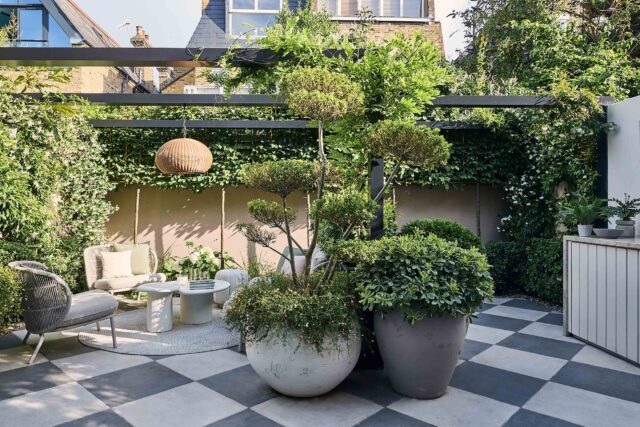 Walton On Thames garden designer kitchen dining, a modern, intimate design for comfort, privacy and outdoor living.