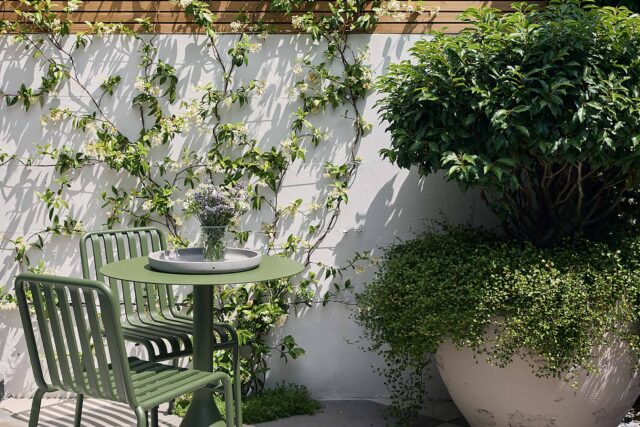Walton On Thames garden designer kitchen dining, a modern, intimate design for comfort, privacy and outdoor living.