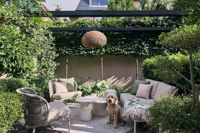 Walton On Thames garden designer kitchen dining, a modern, intimate design for comfort, privacy and outdoor living.