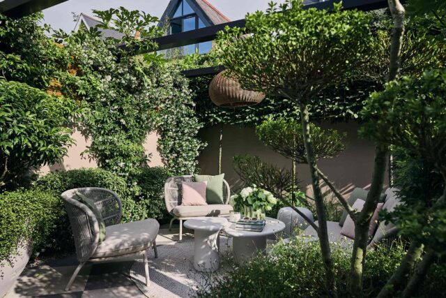 Walton On Thames garden designer kitchen dining, a modern, intimate design for comfort, privacy and outdoor living.