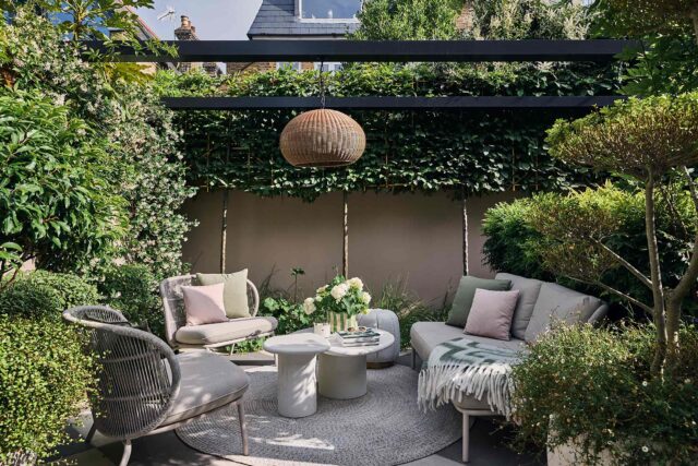 Walton On Thames garden designer kitchen dining, a modern, intimate design for comfort, privacy and outdoor living.