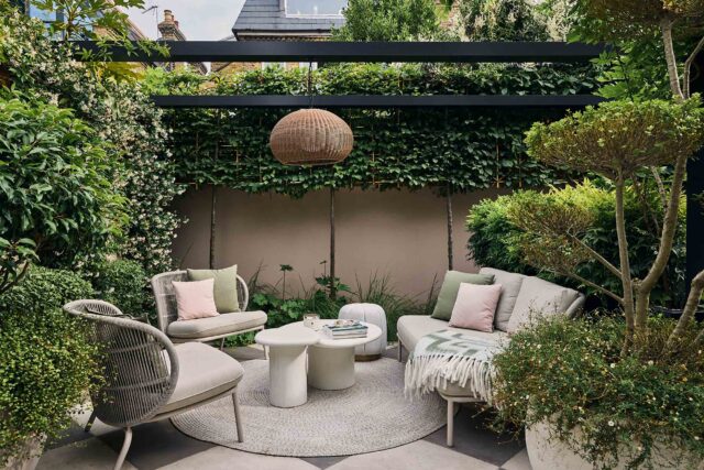 Walton On Thames garden designer kitchen dining, a modern, intimate design for comfort, privacy and outdoor living.